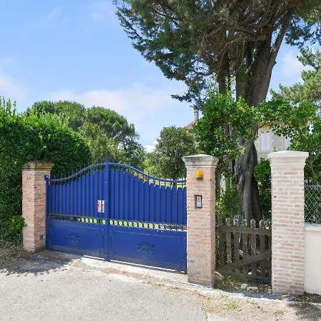 Little With Garden On The Bay Of Arcachon *
